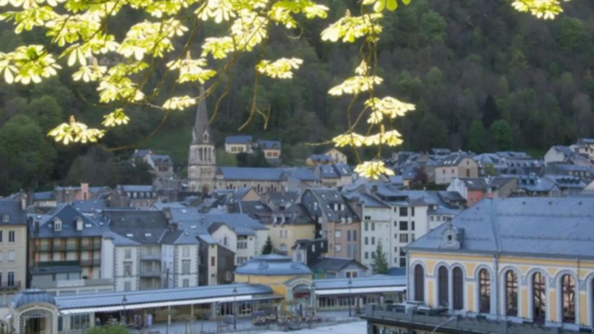 T2 Renove Avec Terrasse, Parking Prive, Local Velos A Cauterets - Fr-1-401-290 Francja